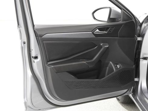 Certified 2023 Volkswagen Jetta SE image 4