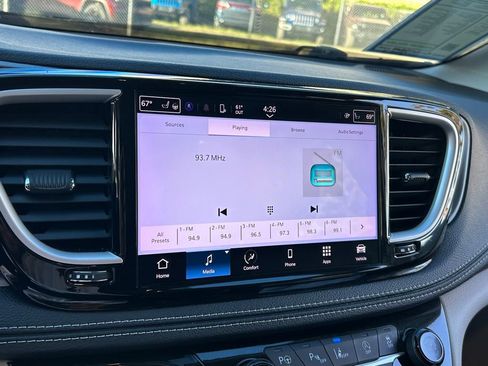 Used 2023 Chrysler Pacifica Touring-L image 22