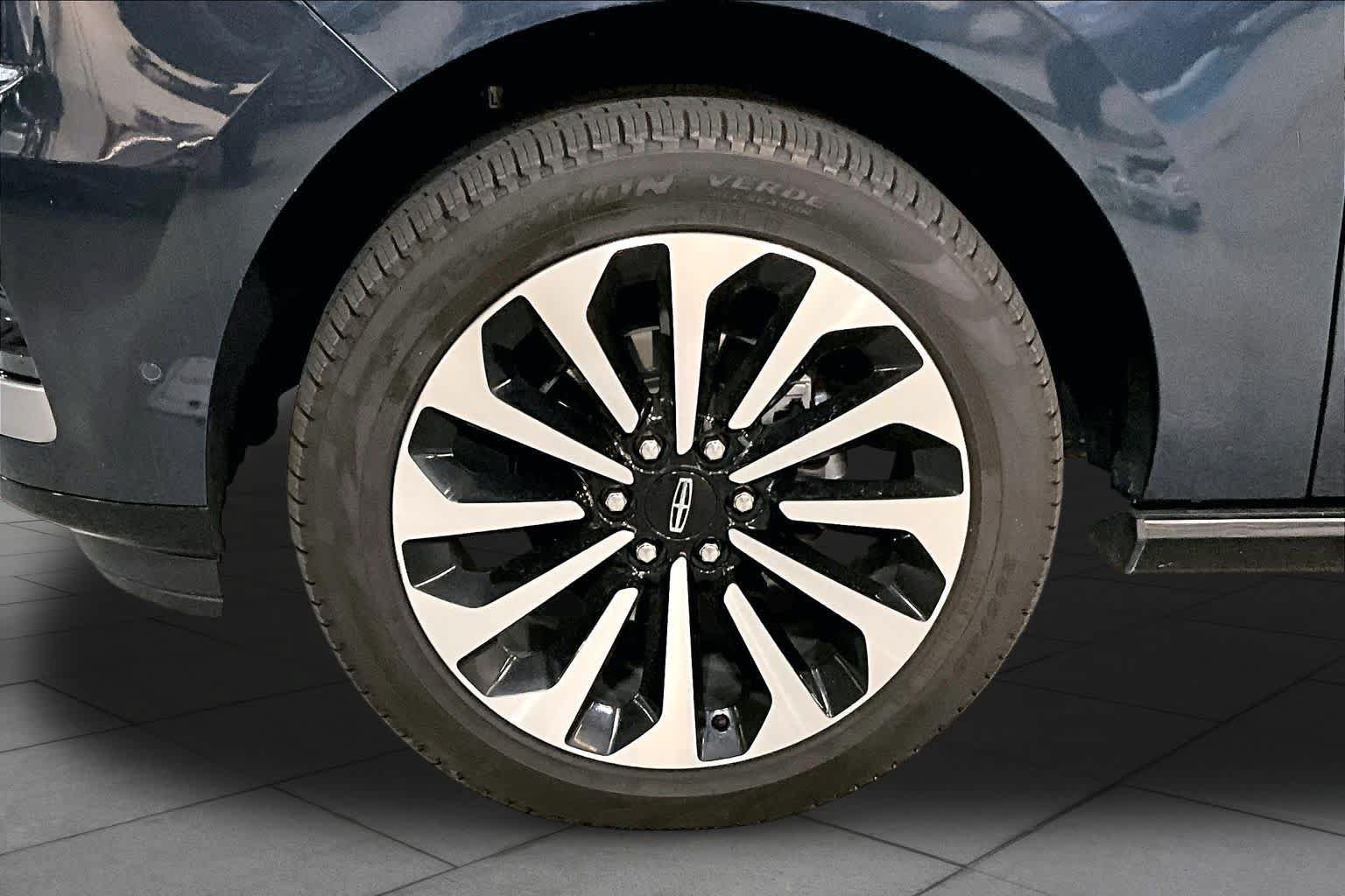 Used 2022 Lincoln Navigator Reserve AWD/4WD image 10