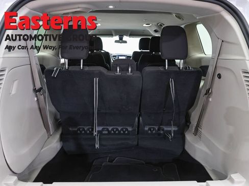 Used 2022 Chrysler Voyager LX FWD image 9