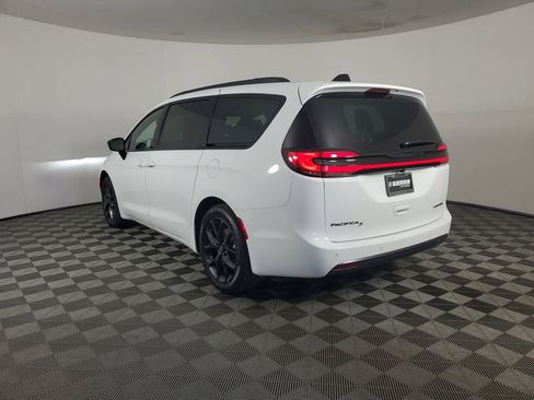 New 2026 Chrysler Pacifica Limited w/ S Appearance Package FWD image 6