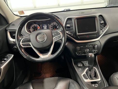 Used 2018 Jeep Cherokee Latitude Plus w/ Cold Weather Group AWD/4WD image 8