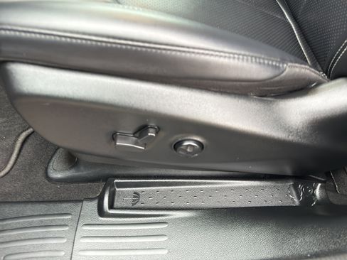 Used 2024 Chrysler Pacifica Touring-L w/ Uconnect Theater Family Group image 15