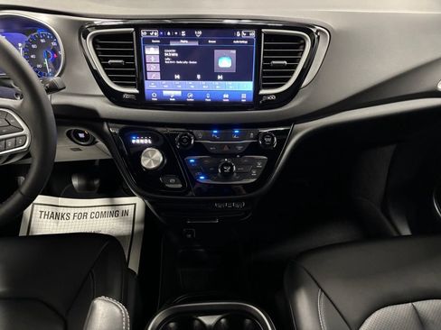 Used 2025 Chrysler Pacifica Select FWD image 24