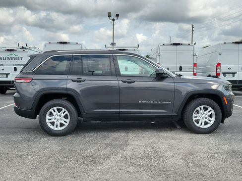 Used 2024 Jeep Grand Cherokee Laredo RWD image 9