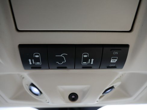 Used 2010 Chrysler Town & Country Limited FWD image 32