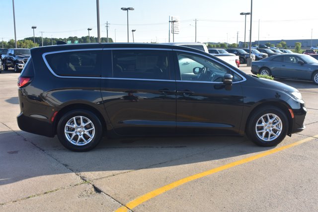 Used 2023 Chrysler Pacifica Touring-L FWD image 4