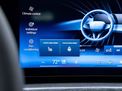 New 2026 BMW 740i xDrive w/ Premium Package image 28