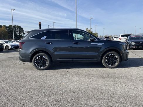 Used 2025 Kia Sorento S image 8