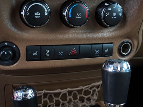 Used 2016 Jeep Wrangler Unlimited Sahara w/ Connectivity Group AWD/4WD image 30