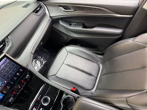Used 2023 Jeep Grand Cherokee L Limited AWD/4WD image 17