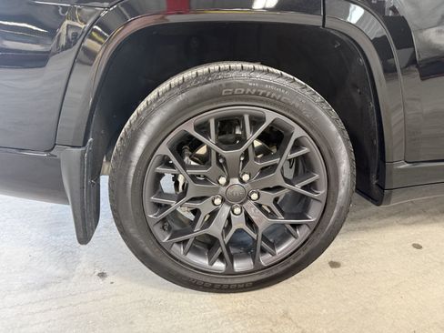 Used 2025 Jeep Grand Cherokee L Summit w/ Advanced Protech Group IV AWD/4WD image 8
