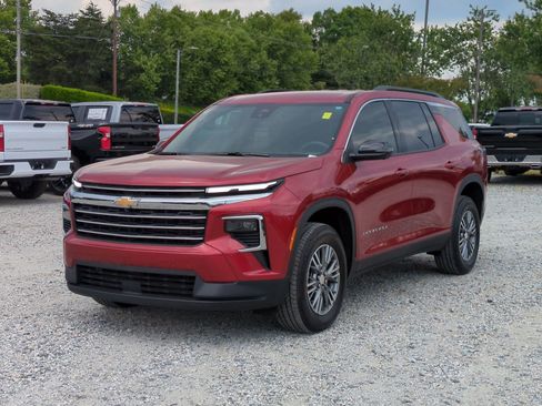 Certified 2026 Chevrolet Traverse LT w/ Driver Confidence Package FWD image 5