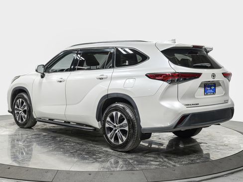 Used 2020 Toyota Highlander XLE image 4