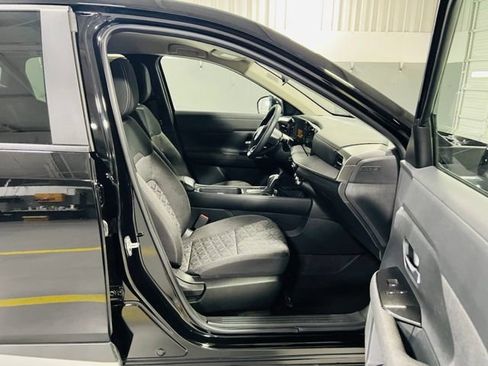 Used 2025 Nissan Kicks SV FWD image 31