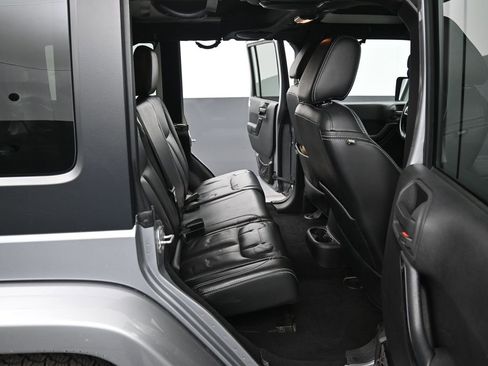 Used 2014 Jeep Wrangler Unlimited Sahara image 31