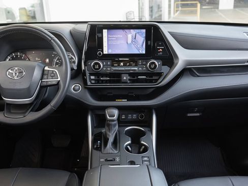 Used 2024 Toyota Highlander XLE AWD/4WD image 32
