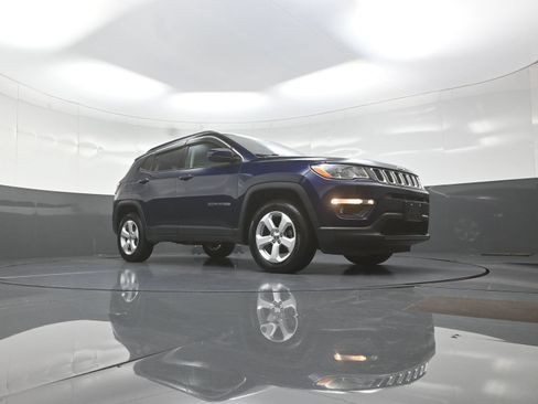 Used 2018 Jeep Compass Latitude AWD/4WD image 9