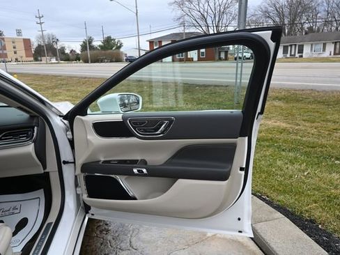 Used 2017 Lincoln Continental Reserve w/ Technology Package image 18