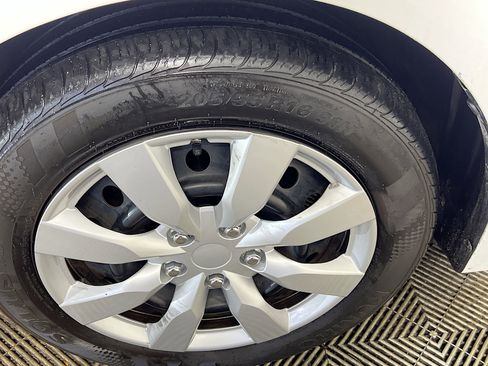 Used 2016 Toyota Corolla LE image 14