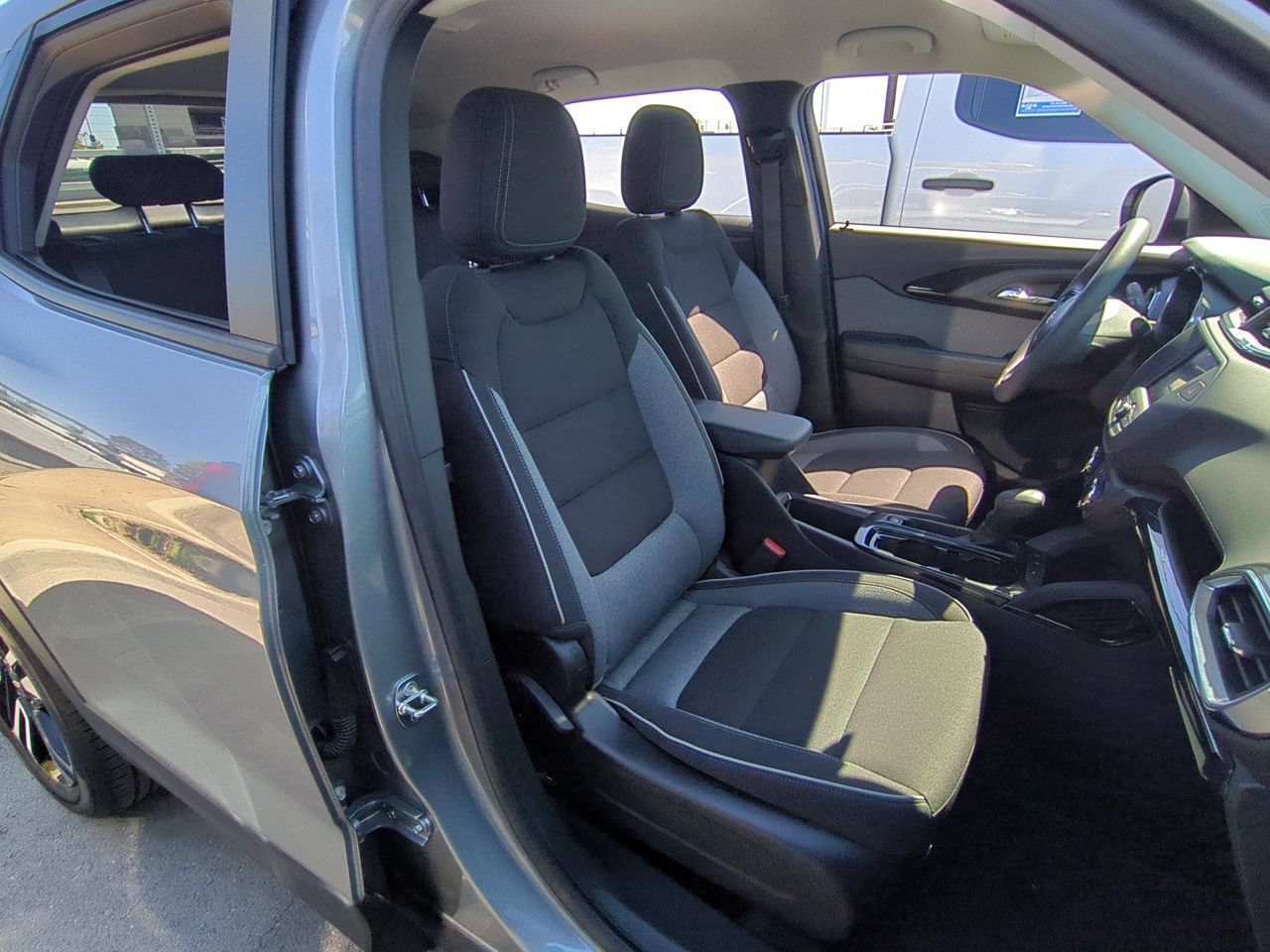 Used 2023 Chevrolet TrailBlazer LT FWD image 25