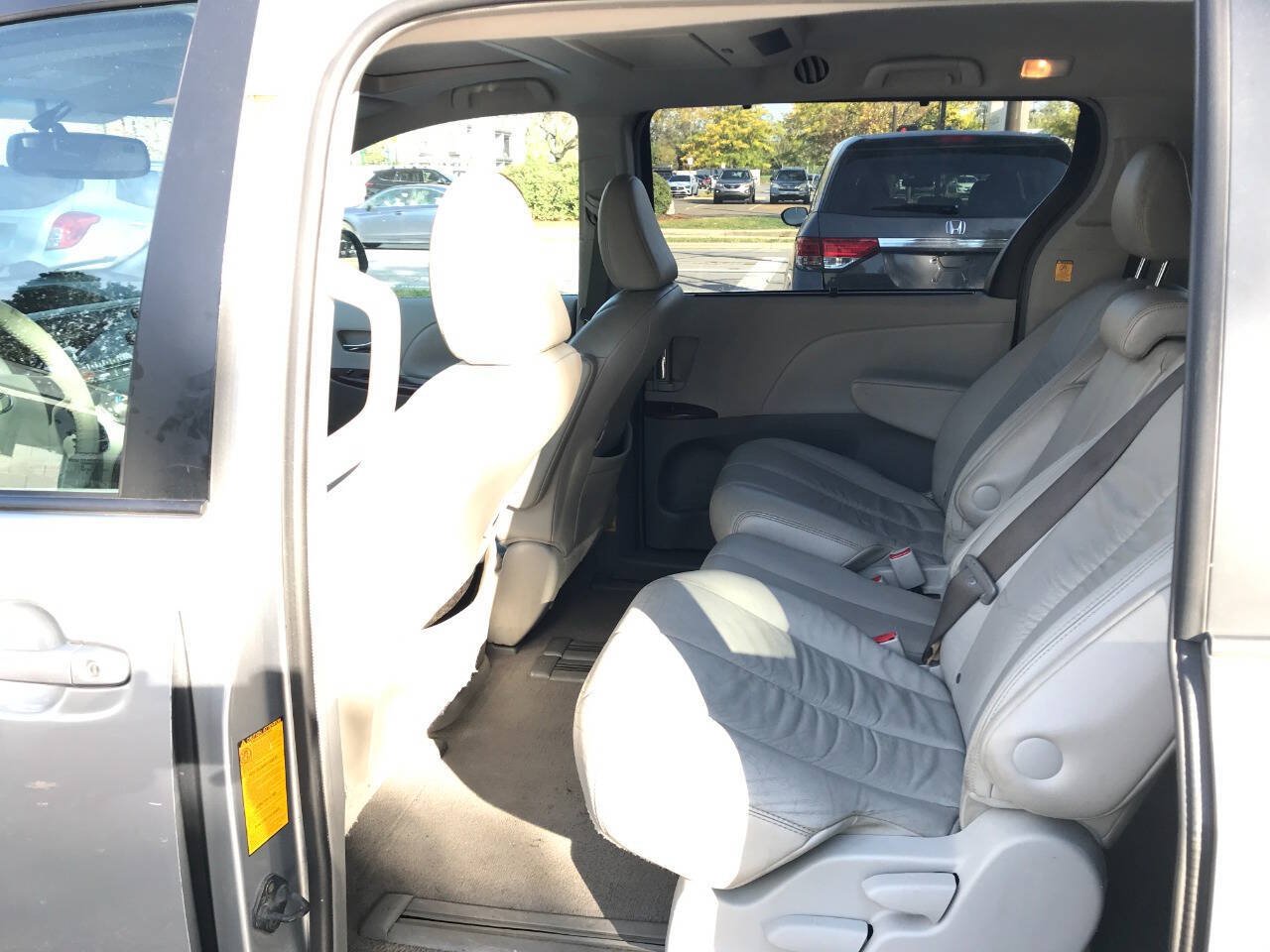 Used 2011 Toyota Sienna XLE w/ Entertainment Pkg FWD image 10