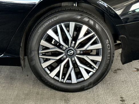 Used 2024 Nissan Altima 2.5 SV FWD image 11