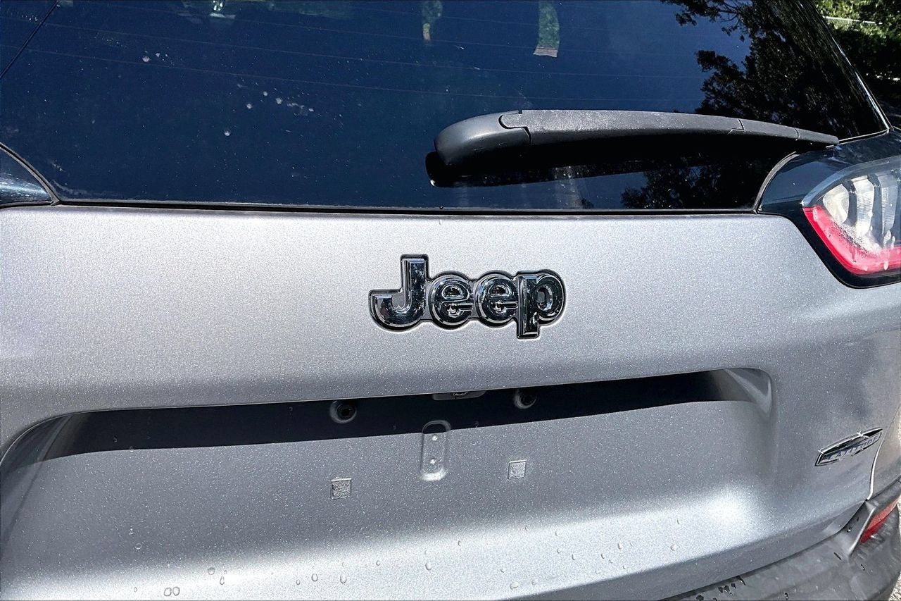 Used 2019 Jeep Cherokee Latitude Plus w/ Comfort/Convenience Group FWD image 27