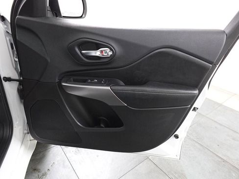 Used 2019 Jeep Cherokee Overland w/ Technology Group AWD/4WD image 30