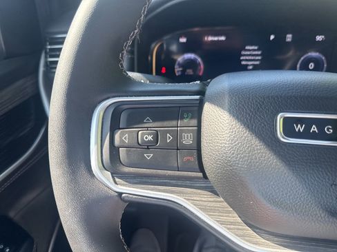 Used 2023 Jeep Wagoneer L Series III w/ Premium Group I image 18