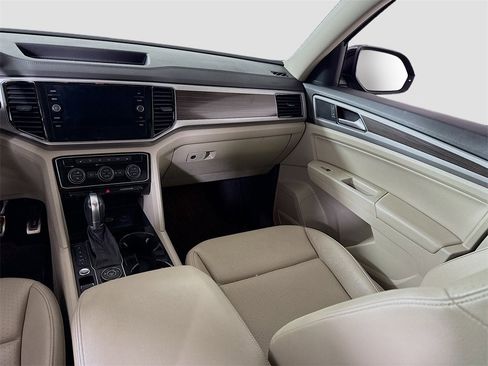 Used 2018 Volkswagen Atlas SEL w/ R-Line Package image 16