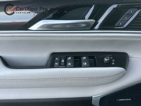 Used 2023 Jeep Wagoneer L 4WD w/ Premium Group I image 12