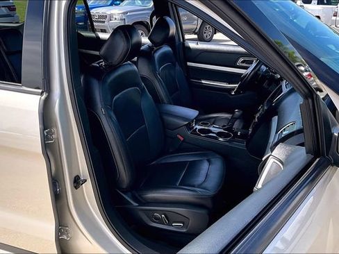 Used 2017 Ford Explorer XLT w/ Equipment Group 202A FWD image 28