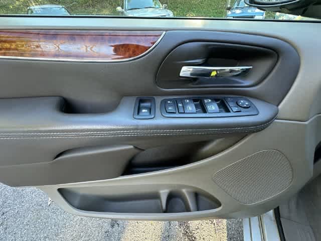 Used 2014 Chrysler Town & Country Touring-L FWD image 14