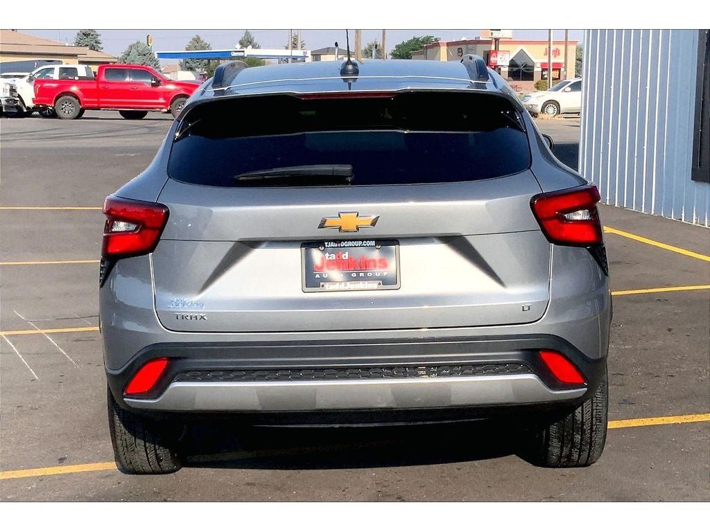Used 2024 Chevrolet Trax LT w/ Sunroof Package FWD image 4