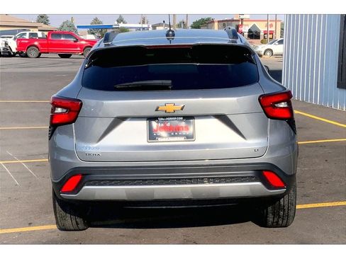 Used 2024 Chevrolet Trax LT w/ Sunroof Package FWD image 4