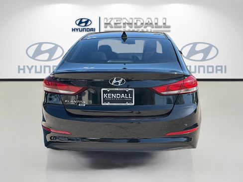 Used 2017 Hyundai Elantra SE image 5
