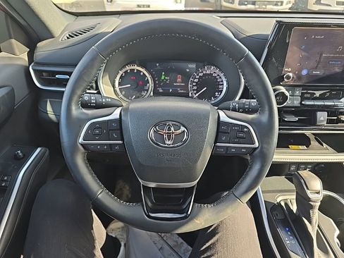 Used 2023 Toyota Highlander L AWD/4WD image 19