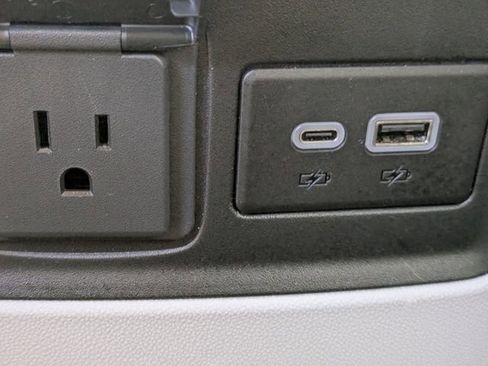 Used 2023 GMC Acadia SLT w/ Technology Package image 17