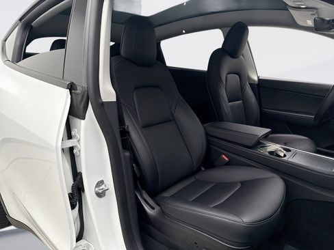 Used 2022 Tesla Model Y Long Range image 17