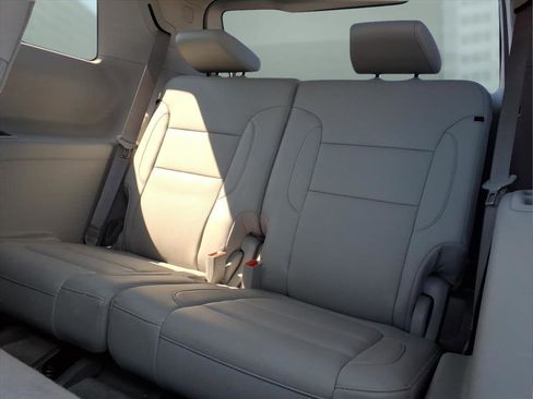 Used 2022 GMC Acadia SLT w/ Preferred Package image 16