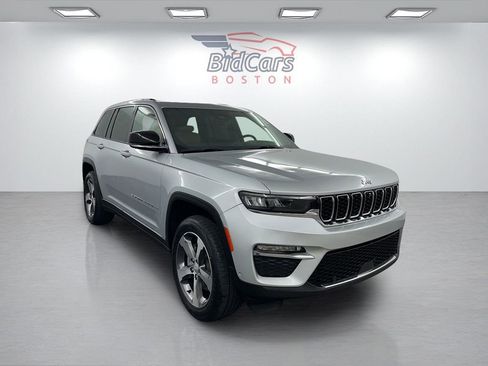 Used 2022 Jeep Grand Cherokee Limited 4xe w/ Luxury Tech Group II AWD/4WD image 3