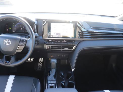 Used 2025 Toyota Camry SE image 18