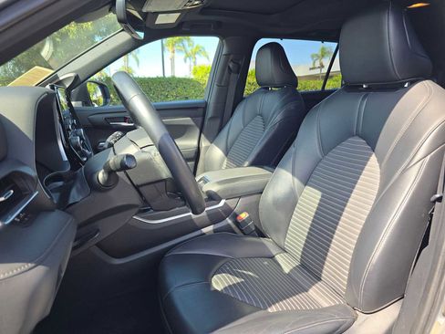 Used 2021 Toyota Highlander XSE FWD image 25