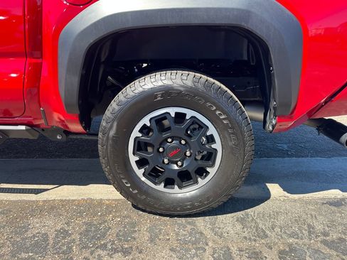 Used 2025 Toyota Tacoma TRD Off-Road w/ TRD Off Road Premium Package AWD/4WD image 32
