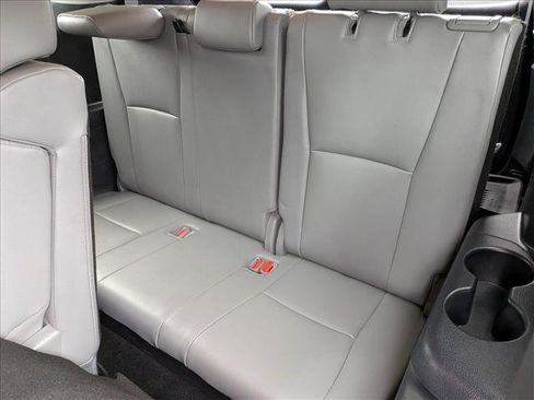 Used 2022 Toyota Highlander XLE AWD/4WD image 20