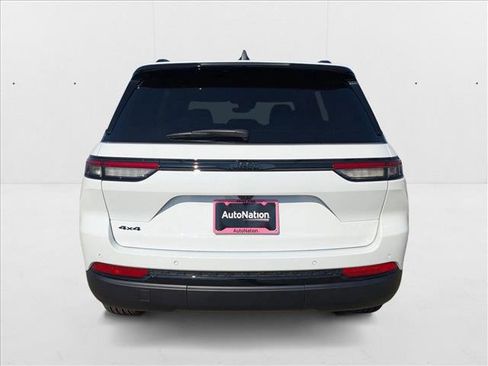 New 2025 Jeep Grand Cherokee Altitude image 8