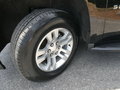 Used 2019 Chevrolet Suburban LT RWD image 32