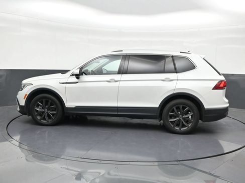 Used 2023 Volkswagen Tiguan SE w/ Panoramic Sunroof Package FWD image 2