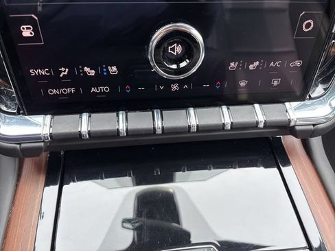Used 2025 GMC Yukon XL Denali AWD/4WD image 26